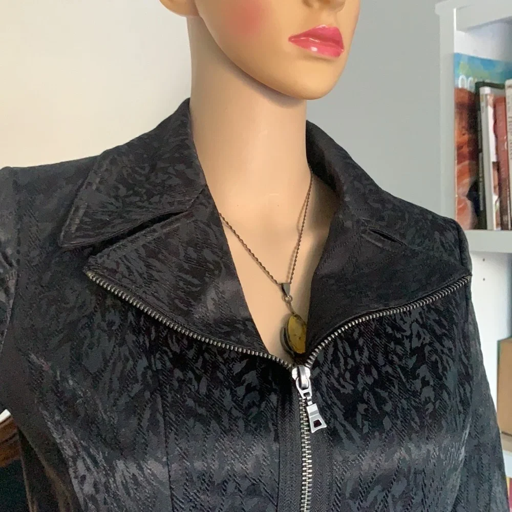 Tahari moto black blazer jacket textured animal print sz 4 zipper classic‎